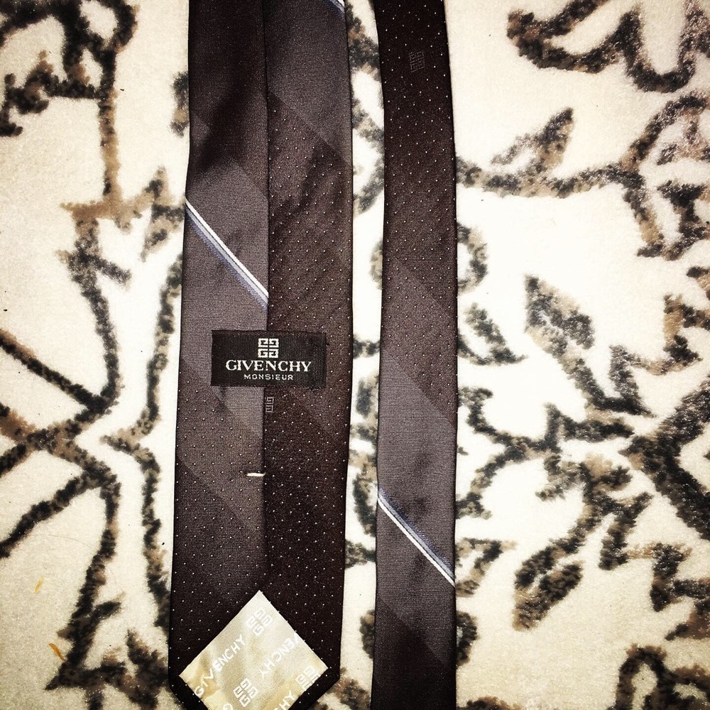 Givenchy - Picture 3 of 4